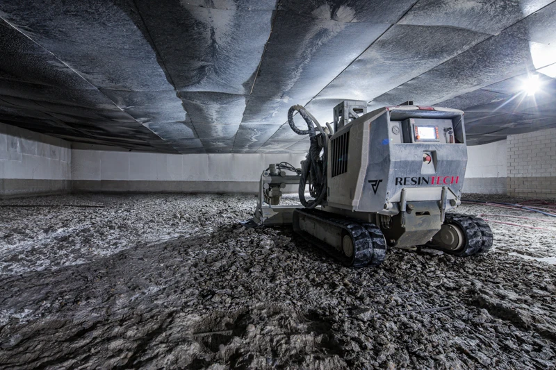 Ferngesteuerter Abbruchroboter von Resintech bei großflächigen Abtragsarbeiten in einer Industriehalle - kleinere Auflösung.