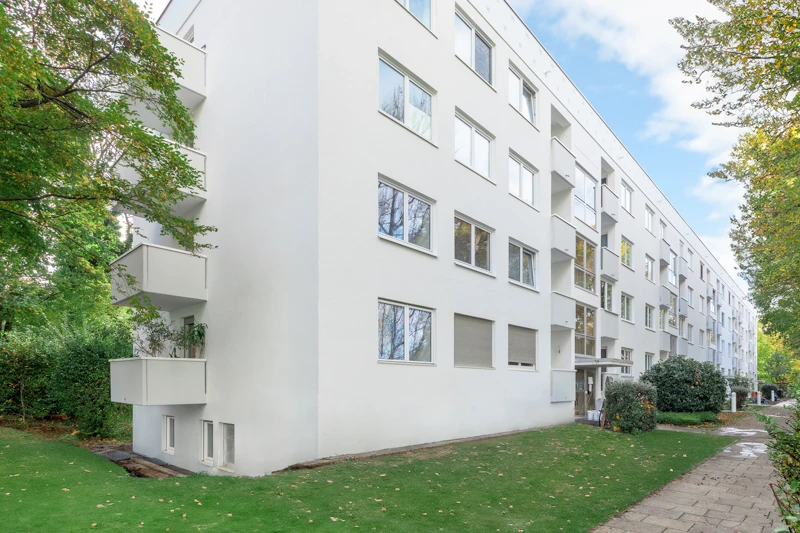 Außenansicht eines sanierten Mehrfamilienhauses mit modernisierter Fassade und instandgesetzten Balkonanlagen - kleinere Auflösung.